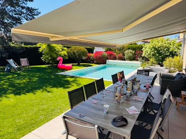 Maison familiale avec piscine à Annecy, au pied de la montagne dans un environnement calme.