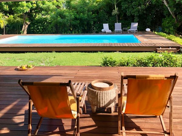 Maison spacieuse et pleine de charme au milieu d'un jardin tropical avec piscine.