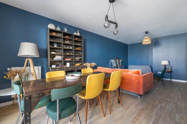 Spacious flat, with parking and near metro.