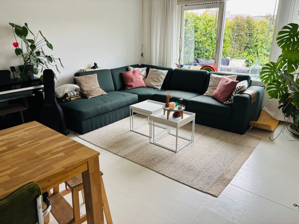 Licht en gezellig huis in Almere met een voor- en achtertuin. Een heerlijk huis om NL te verkennen.