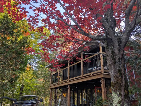 Chalet de Benjamin et Priscilla. Grand terrain en 2e rangée d'un lac privé avec foyer intérieur.