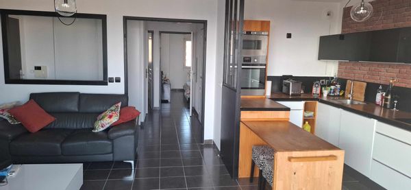 Appartement T3 terrasse lumineux , vue sur les toits de Marseille et les Iles du Frioul.