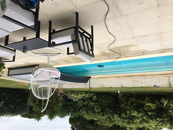 Maison bord de mer avec grand jardin arboré et piscine