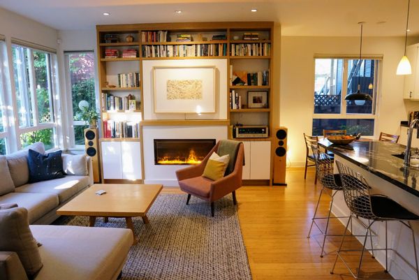 Three Bedroom Three Bathroom Cozy Modern Family-Friendly Townhome in Vancouver
