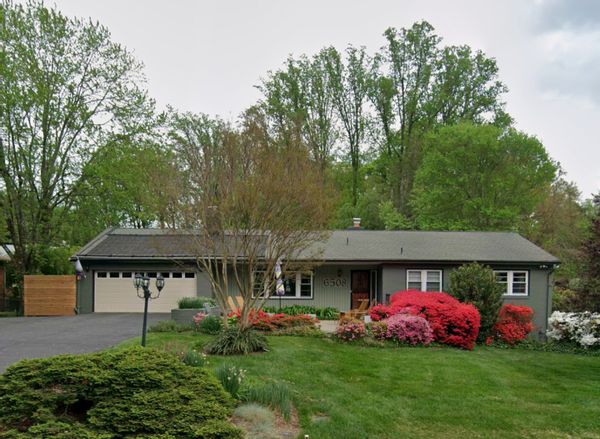Contemporary home in quiet tree-filled neighborhood 6 miles to Washington DC, 10 min to metro