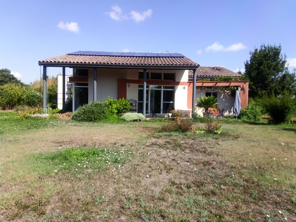 Maison contemporaine dans la banlieue toulousaine, confortable, calme.