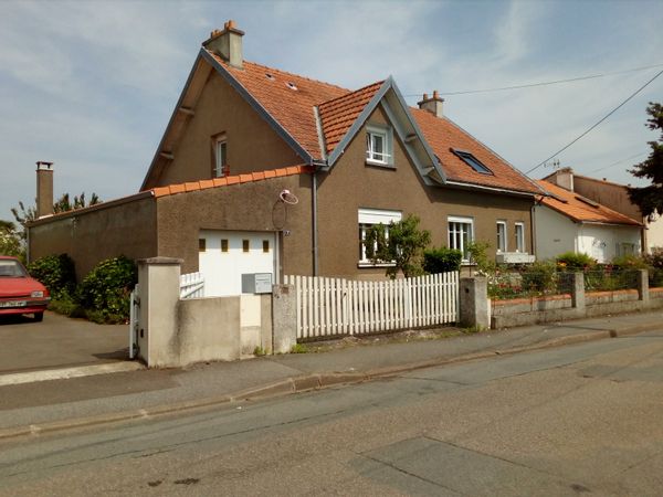 Selon besoin : Une chambre, l'étage (3 chambres) ou la maison (4 chambres et un canapé lit)