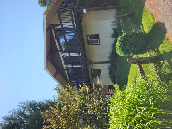 Chalet moderne, piscine chauffée et vue sur la montagne – au cœur de Saint-Sauveur