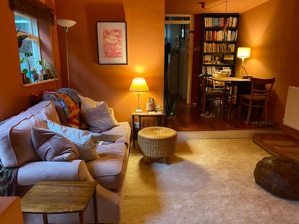 Georgia and Latifa's cosy home, close to nature + <30 mins from central London