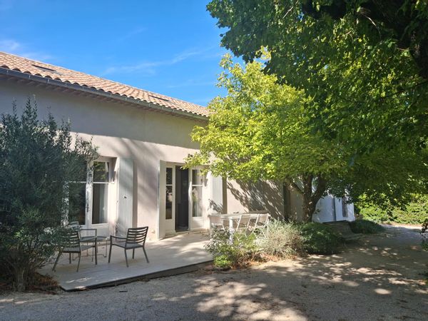 Mas provençal entre Avignon et le Lubéron