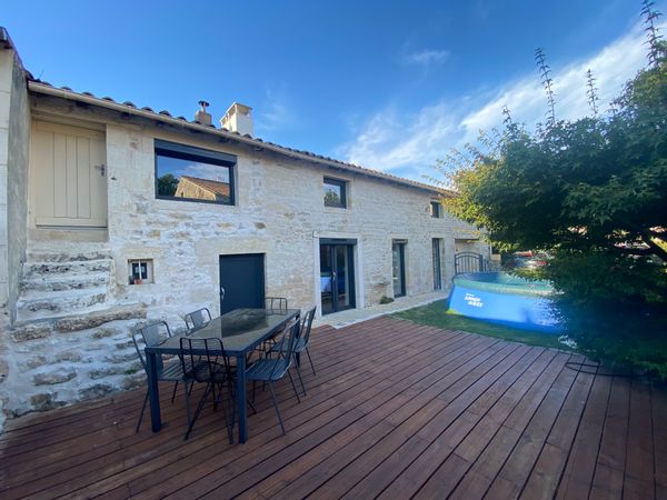 Ancienne longère en pierre en campagne