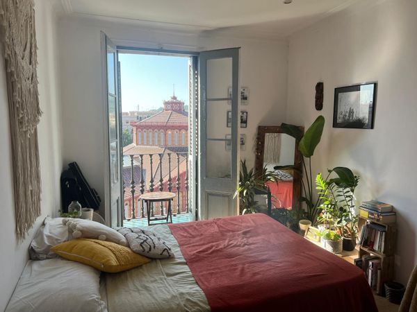 Vistas, luz y calma en una de las mejores zonas de Barcelona. Piso grande con luz natural.