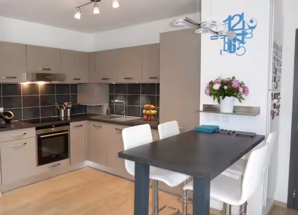 Superbe appartement de 75m2 + 40m2 de terrasse, avec parking, à 10' du centre de Bordeaux en tram.