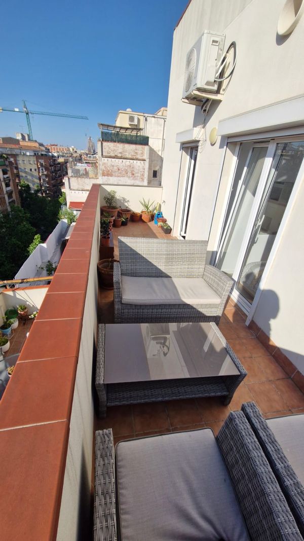 Bright 2 bed-room Rooftop apartment with Terrace & Sagrada Família View