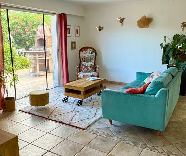 La maison de Morgane et Fred dans un village près de la mer avec 2 adorables chats à câliner