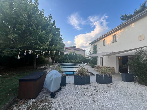Grande Maison à 20 minutes de Lyon avec piscine et jardin privée