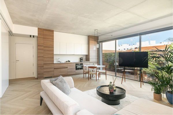 Daniel's house is one of the few moderns flats that exists in 5min walking distance from the beach
