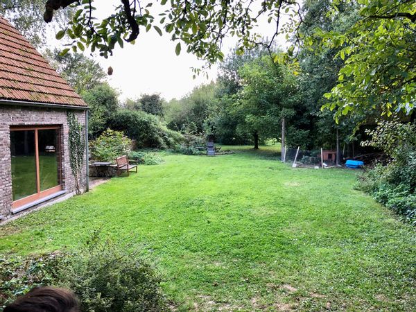 Hoeve uit de 20e eeuw aan de rand van een natuurgebied.