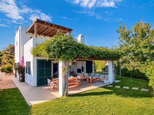 Moderna villa de 4 dormitorios y 2 baños con jardín privado y piscina.