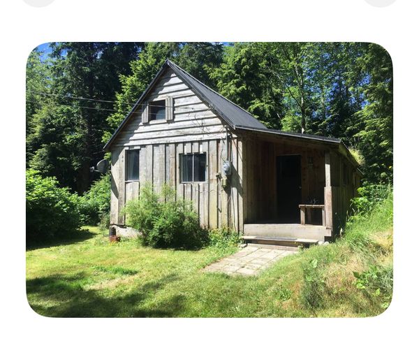 This quaint cabin is for those who want to get away from the urban life, with all the beach you want