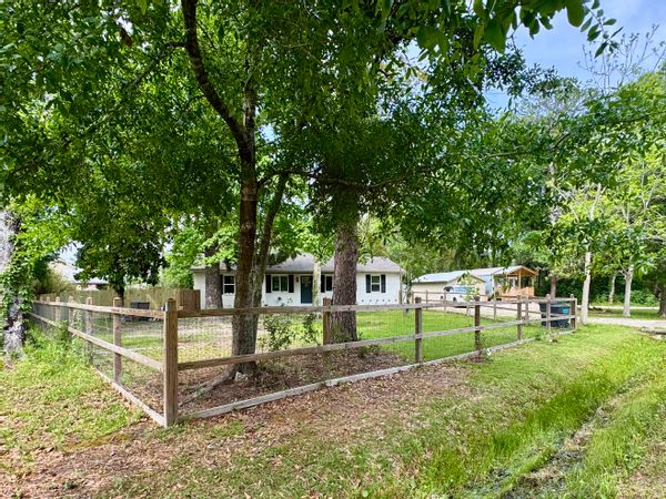 Pet friendly fenced in yard secluded area 30 min from New Orleans