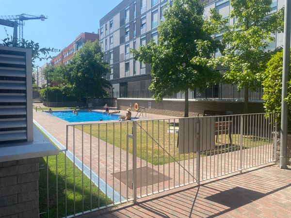 Muy acogedora amplia planta baja para 4 personas, con jardín de 100 m2, piscina y a 15' de Barcelona