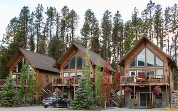 Strawberry Chalet: mountain views and a five minute drive to the entrance of Glacier National Park.