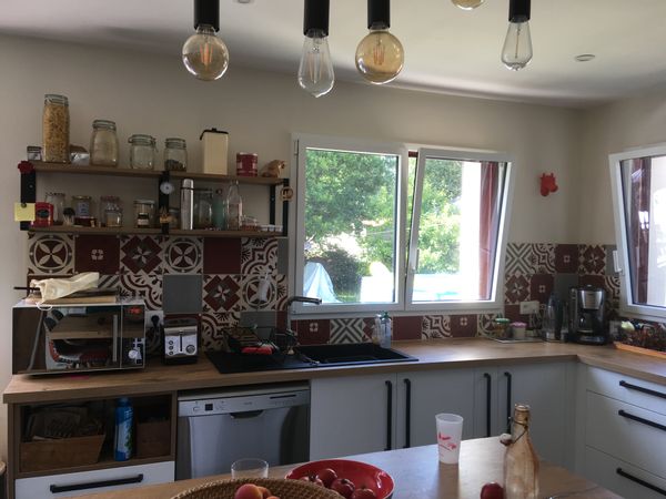 La maison de Soizic et Guillaume est spacieuse, confortable et accueillante.