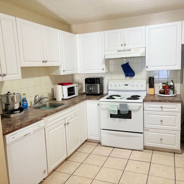 Central Stay – Shops, Food & Banff Nearby