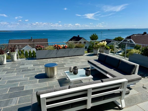 Seaside family home in Oslofjord region – 5 bedrooms, garden, and direct access to beach and nature.