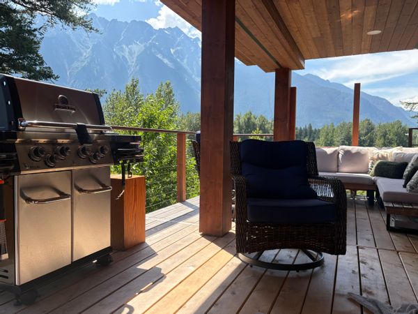 Private 2-Bedroom Mountain Retreat with Stunning Views – Pemberton / 30 mins from Whistler