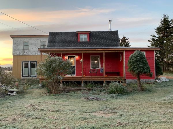 3 bedroom, 1 bathroom cute home close to beaches and the Inn at Bay Fortune's Firework Feast