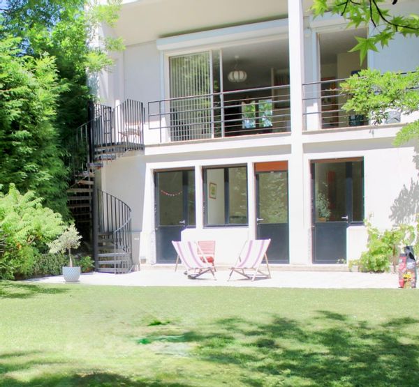 Explore easily Paris & Versailles - Family house of the 50’ in nature city with shops & restaurants