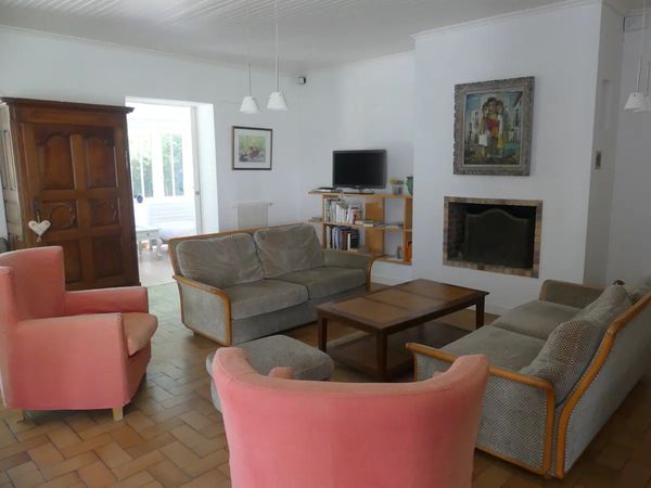 La maison de Helene se situe dans un jardin zen, un grand parc arboré où vivent bcq d oiseaux.