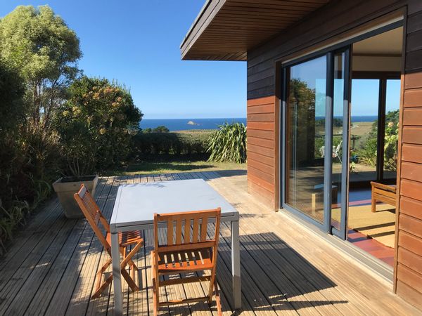 Contemporaine en bois avec une vue magnifique sur la mer d Iroise.  la plage est à 500 mètres.
