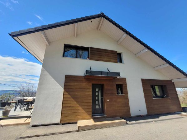 Maison familiale  avec vue et piscine entre lac et montagne