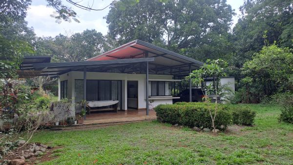 Escapa al paraíso: finca de 1 ha, paz total, jardines y naturaleza para un descanso inolvidable.