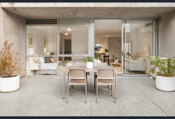 One bedroom apartment with enormous outdoor terrace in Melbournes southbank precinct.