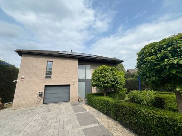 3 KM for the Tomorrowland festival site. 20 Min to Brussels or Antwerp 40 Min to Ghent 1h to Bruge