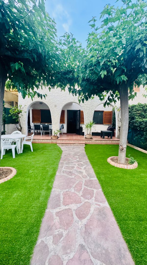 Villa with garden - 4 min walk from the beach