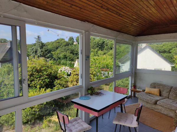 Grande maison 2 pers. au calme dans un village typique en bordure de rivière