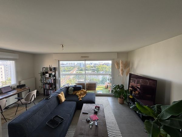 Last floor duplex (10th floor, penthouse) with an awesome view on the Loire, exposed south