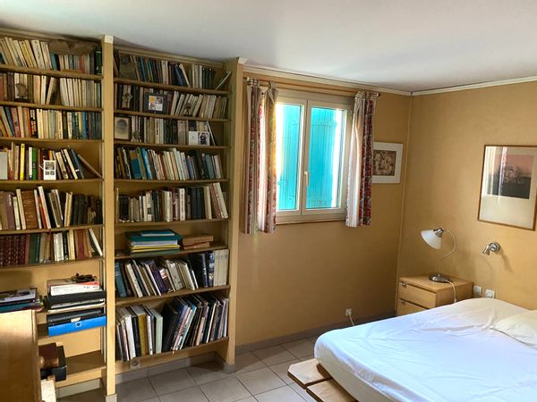 La chambre privée de Claude est très claire, de plain pied, une salle de bain neuve attenante.