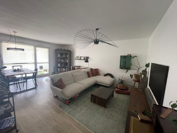 Appartement de 65m² : 2 chambres confortables et grande pièce de vie. Tout équipements nécessaires.