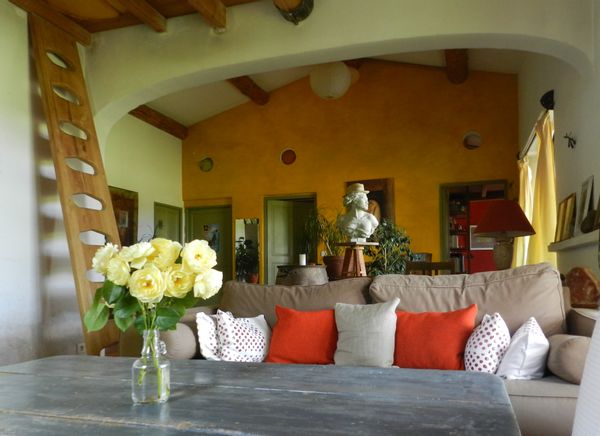 La Maison d'artiste de Claudine est au calme, avec de grands arbres et une vue sur le Luberon.