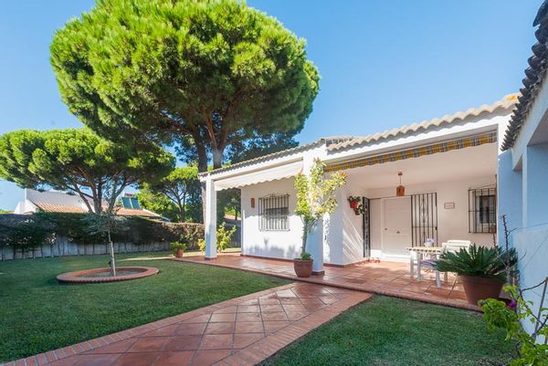 Chalet con encanto y precioso jardín en la playa de Roche (Cádiz)