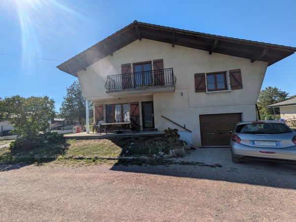 Maison 4 chambres au calme à moins d'une heure de trajet de la plupart des sites montagnards locaux.