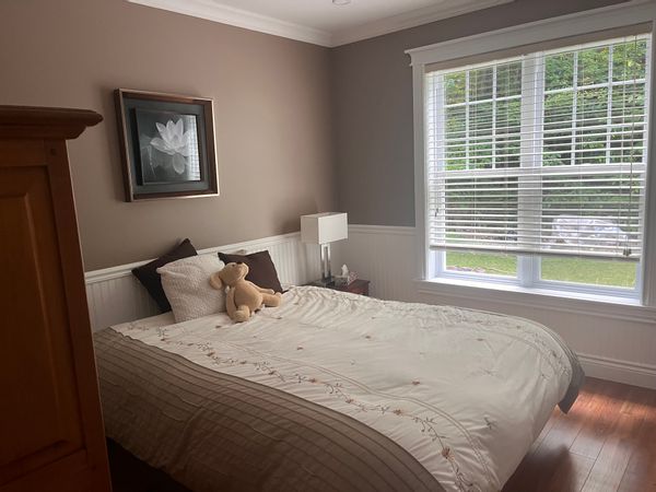 La chambre de la maison sous les arbres