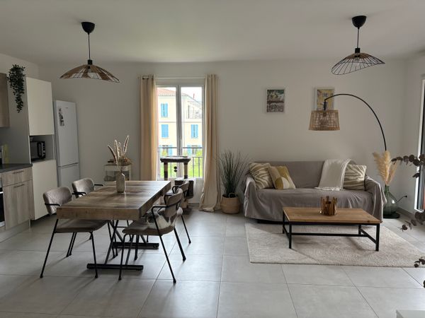 Appartement de Sidolina et Romain, vivant et confortable avec une place de parking et accès piscine.