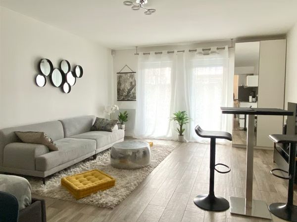 Le studio de Ness à 1 station de train de Paris!